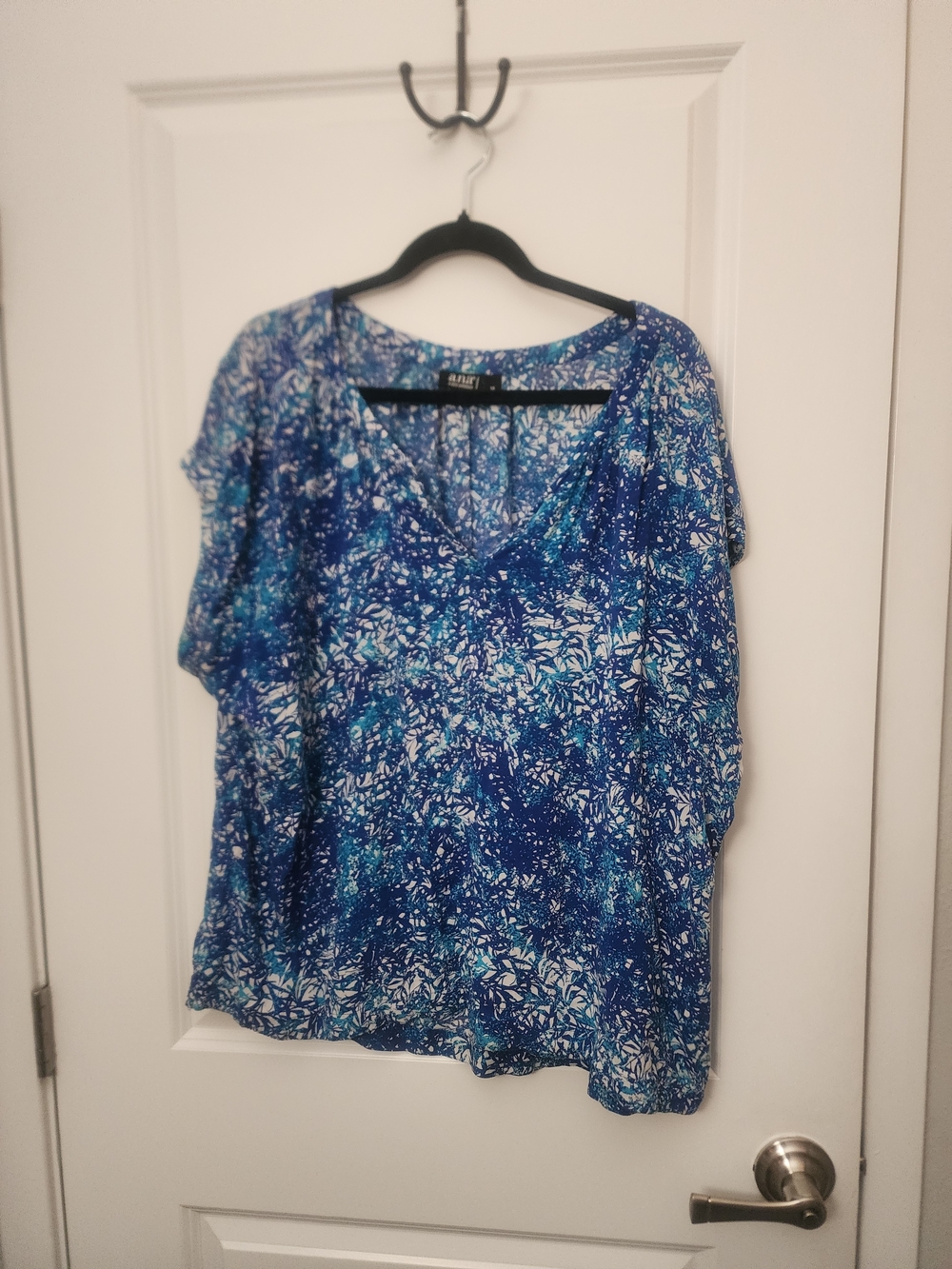 5/$30 a.n.a Blue Multi V-Neck Short Sleeve Blouse